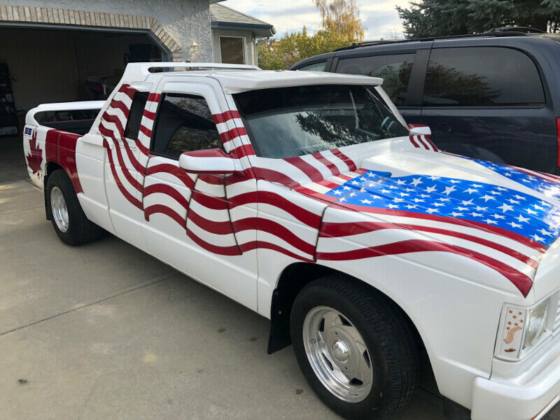 Illustration for article titled At $5,500 Canadian, Could You Find Common Ground With This Custom 1985 Chevy S10 Pickup?